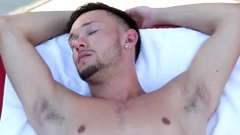 Belloccio si fa deflorare il culo