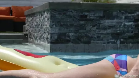 Jeux coquins dans la piscine