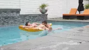 Jeux coquins dans la piscine