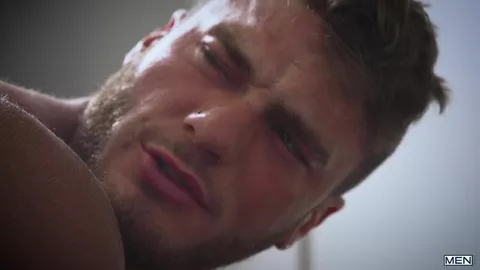 William Seed bande devant le masseur