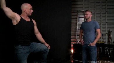 Oui, maître, je veux votre grosse queue — John Magnum & Chandler Scott