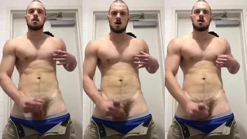 Uomo sexy si masturba da solo e ingoia la propria sborra