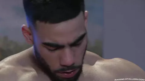 Threesome musclé interracial chargé en testostérone