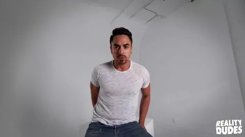 Daniel montre sa queue et ses grosses couilles pleines