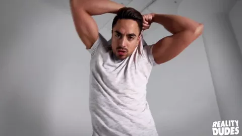 Daniel montre sa queue et ses grosses couilles pleines