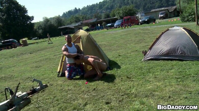 Baise exhib au camping