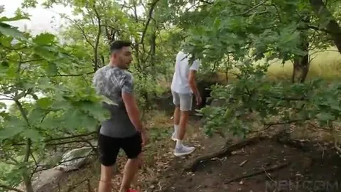 Un beau cul se fait éclater en plein forêt
