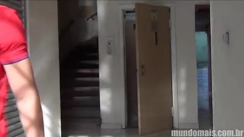 Brun ténébreux se fait chevaucher par un renoi bien monté