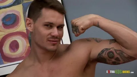 Um rola grande sob a cueca