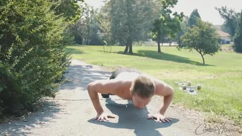 Bradley se masturba na academia