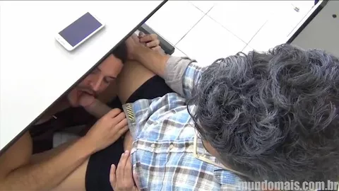 Vorstellungsgespräch unterm Schreibtisch