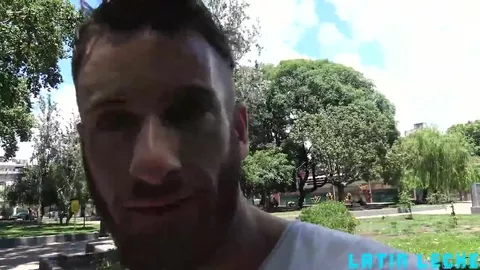 Me follo a un tío que conocí en la calle