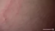Un bizut se fait crémer l'anus dans un gang bang étudiant