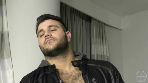 Bear y chubby se pajean y se meten un dildo en sus culones