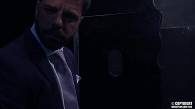 Homme marié suce discrètement un mec aux glory holes