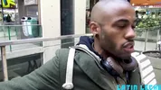 Mestizo hetero acepta dinero para que se lo follen