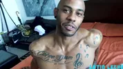 Mestizo hetero acepta dinero para que se lo follen