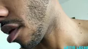 Mestizo hetero acepta dinero para que se lo follen