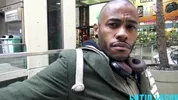 Mestizo hetero acepta dinero para que se lo follen