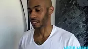 Mestizo hetero acepta dinero para que se lo follen