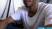 Mestizo hetero acepta dinero para que se lo follen