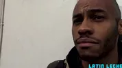 Mestizo hetero acepta dinero para que se lo follen