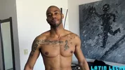 Mestizo hetero acepta dinero para que se lo follen