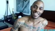 Mestizo hetero acepta dinero para que se lo follen