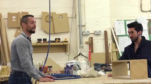 Barbuto scopa con un cliente da passivo