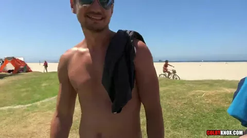 Se desliza solito entre sus nalgas