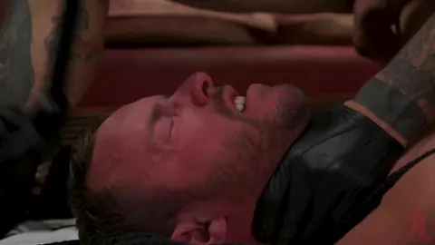 Schiavo prigioniero si sottomette al daddy Dane Stewart