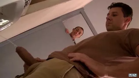 Un voyeur dans les toilettes  – Kirk Cummings & Robert Van Damme
