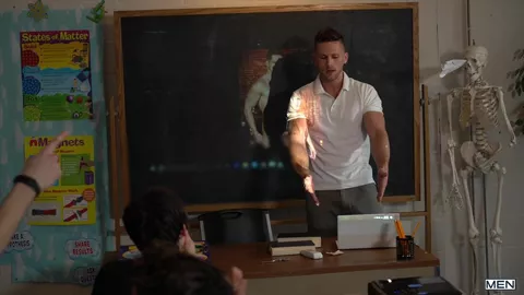 Un profe muestra accidentalmente la polla en clase