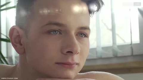 Gato leva um cacete grosso no cu apertado