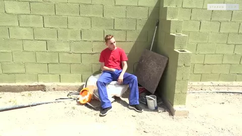 Plan entre jeunes mecs sur le chantier