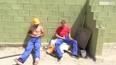 Pegação entre caras na obra