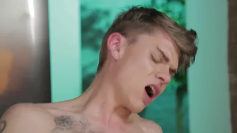 Titus Snow partage une sodo bareback avec le sexy Martin Gross