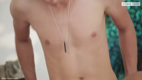 Beau gosse brun se fait crémer la face