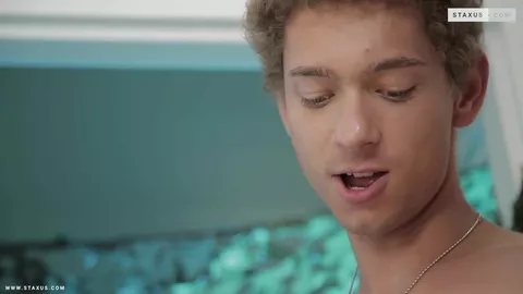 Beau gosse brun se fait crémer la face