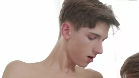 Petit cul serré dilaté par la grosse bite de son pote du lycée – Alex Whale, Joel Tamir