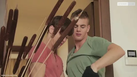 Junge Kerle blasen sich und spritzen in den Mund