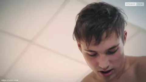 Milan Silver fickt den Schwimmer Ron Negba