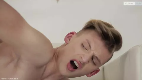 Giovane troia gay sottomessa