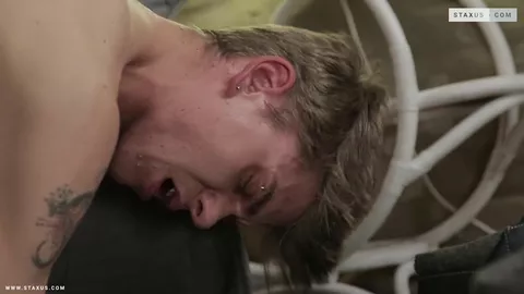 Minet chanceux reçoit une pétée anale monumentale