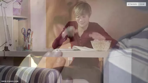 Jeune couple chauffe leur colocataire pour qu'ils les rejoignent