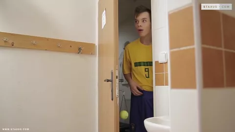 Deux JH s'occupe du petit cul serré d'un twink