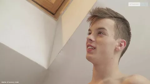 Deux JH s'occupe du petit cul serré d'un twink