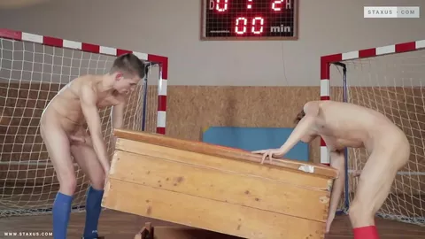 Minets sportifs se baisent tour à tour