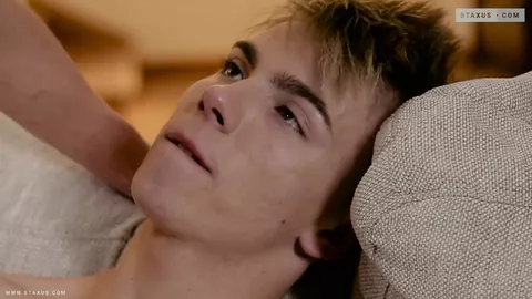 Puceau se fait doigter puis enculer sans capote