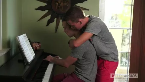 HelixStudios – Tuning the 8 Inch Pianist – Oliver Hudson, Brad Chase